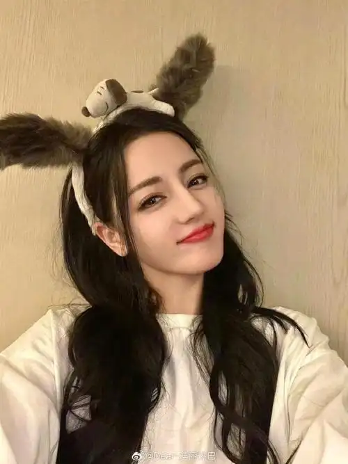 迪丽热巴分享开工美照俏皮可爱甜如少女烈焰红唇显喜庆