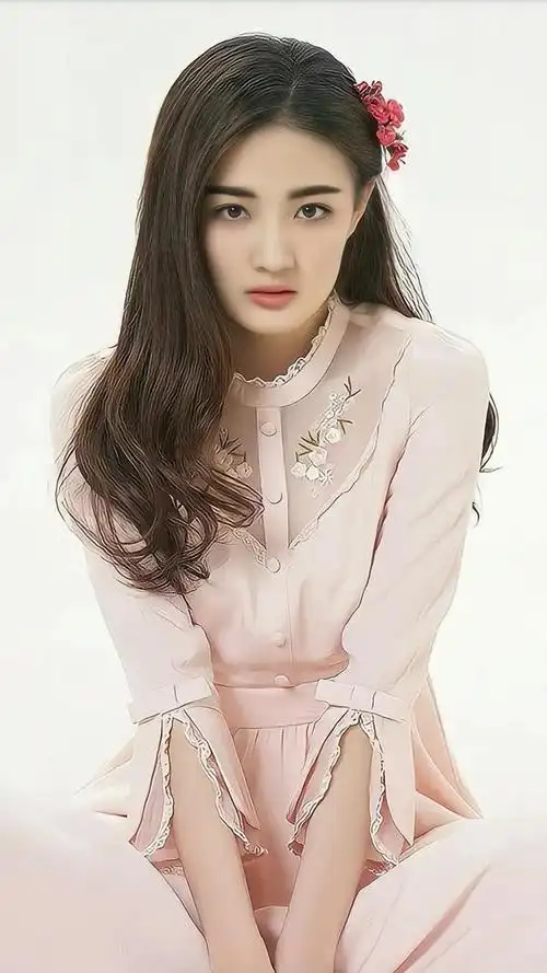 徐璐,毕业于中国人民解放军国防大学军事文化学院,影视女演员