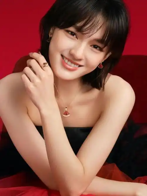 文淇宝格丽品牌代言人携手共赴寅虎新春