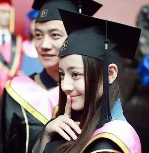迪丽热巴学士照被疯传,清纯校花颜值盖过热巴,学校就是不一般
