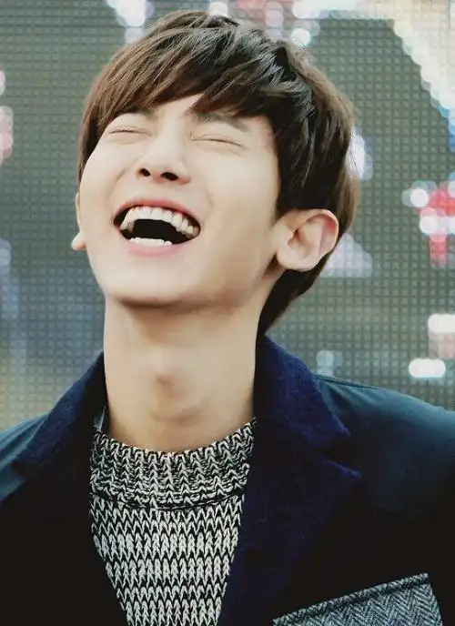 这是一个越往下拉笑容越大的朴灿烈笑容楼