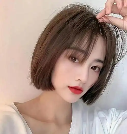 2,斜刘海长直发空气刘海本令人觉得甜美清纯,搭配及肩直发则增添一丝