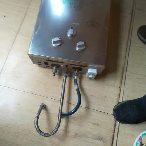 出售旧热水器100元.