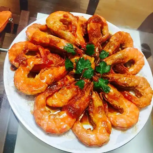 油焖大虾的做法是锅中放油,比平常炒菜稍微多点,烧五成热后放入大虾