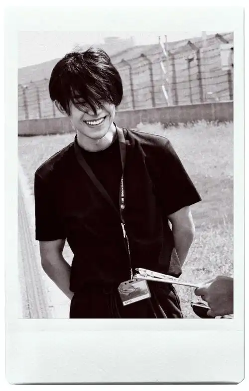 易烊千玺22岁生日复古胶片风写真 尽显忧郁气息满满故事感