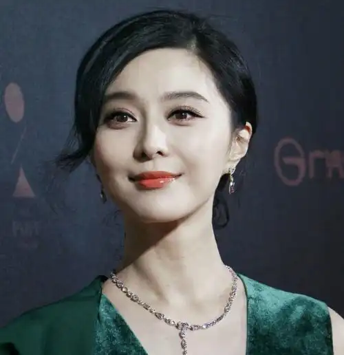 37岁范冰冰出席晚宴,宣布全面复出!