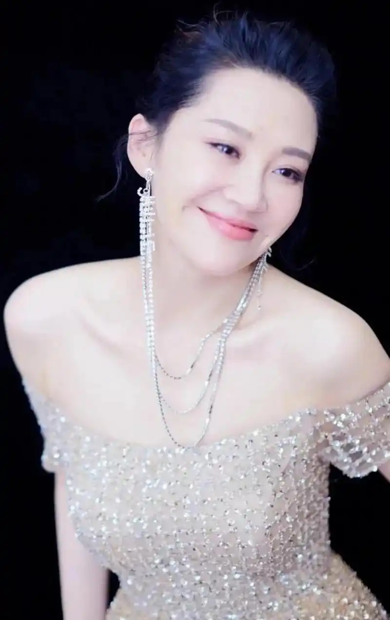 大美女许晴,真的漂亮,年轻的时候不知道多人男生心中的女神!