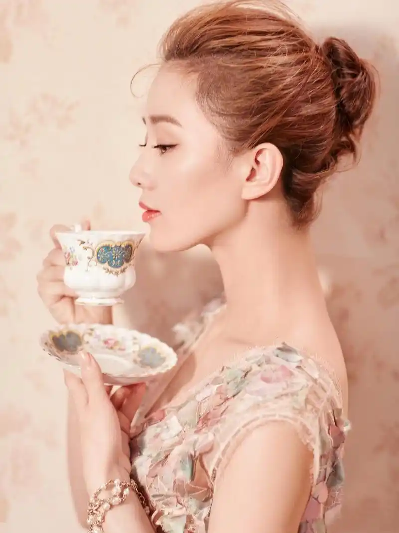 刘诗诗粉色长裙女神范儿十足,突显女神魅力