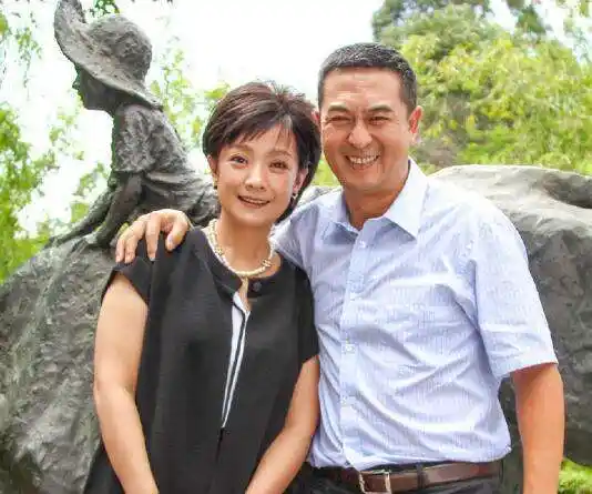 49岁王海燕近照旺红老公却被张嘉译耿直吐槽是酒鬼视后