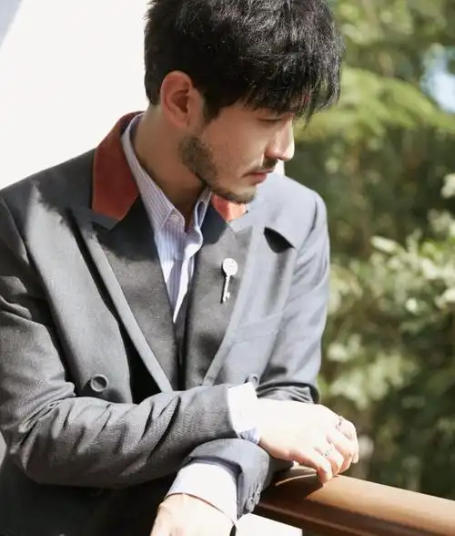 黄晓明否认与baby离婚后首现身,生图清爽帅气显年轻,不再油腻