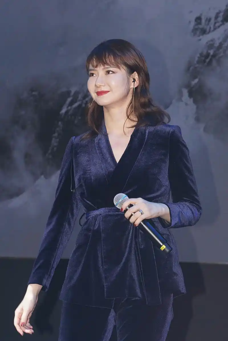 戚薇今年38岁,她每年都要在护肤上花费高昂的保养费.