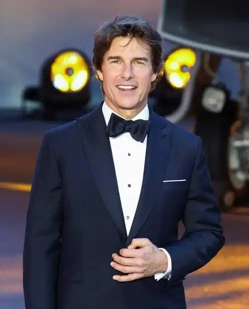 60岁阿汤哥现身伦敦,手臂肌肉粗壮,穿短袖藏不住_凯特_网友_英国的