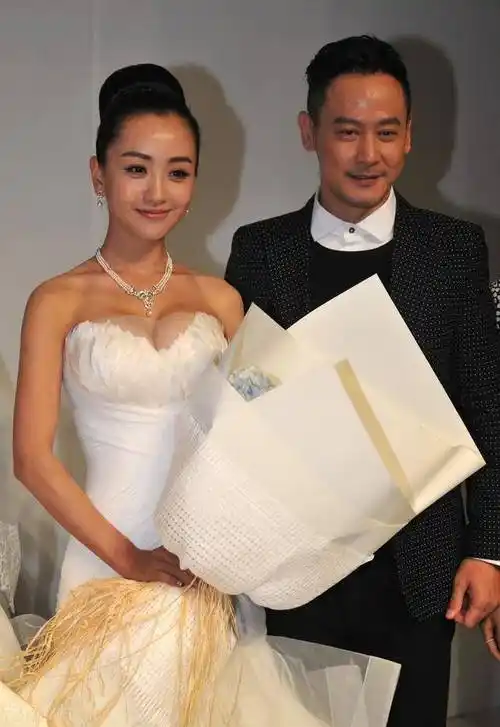 39岁杨蓉太丰盈,穿白纱变身"时尚新娘",这才是"人间尤物"_礼服_美感