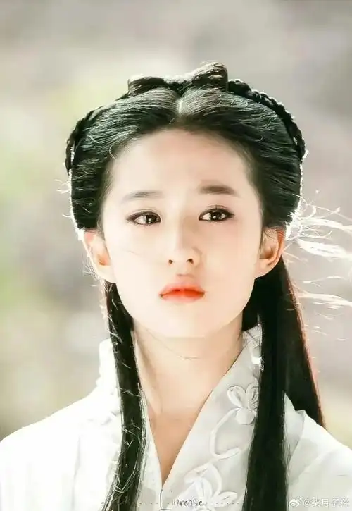 刘亦菲的颜值如诗如画,她的美不仅仅在于五官的精致,更在于气质的高雅