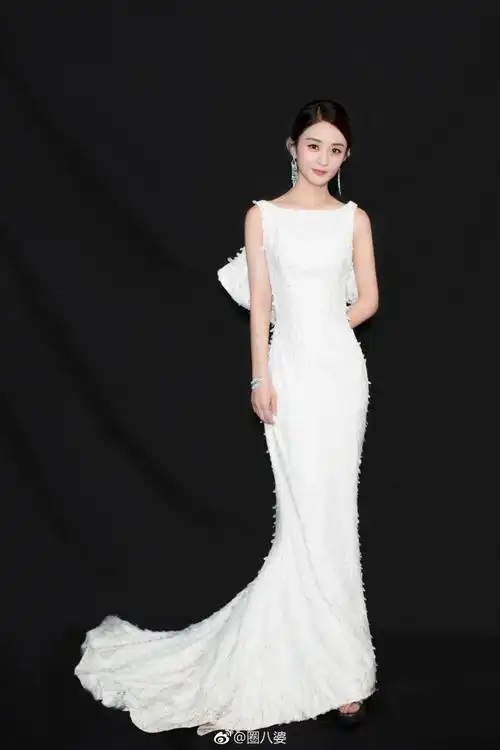 赵丽颖时装大片来袭,白色低胸长裙撩人十足!网友:这哪像怀孕?