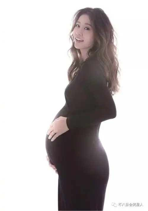 吴京老婆怀孕六月还晒马甲线沈腾老婆肚大如萝这些明星跟普通人一样