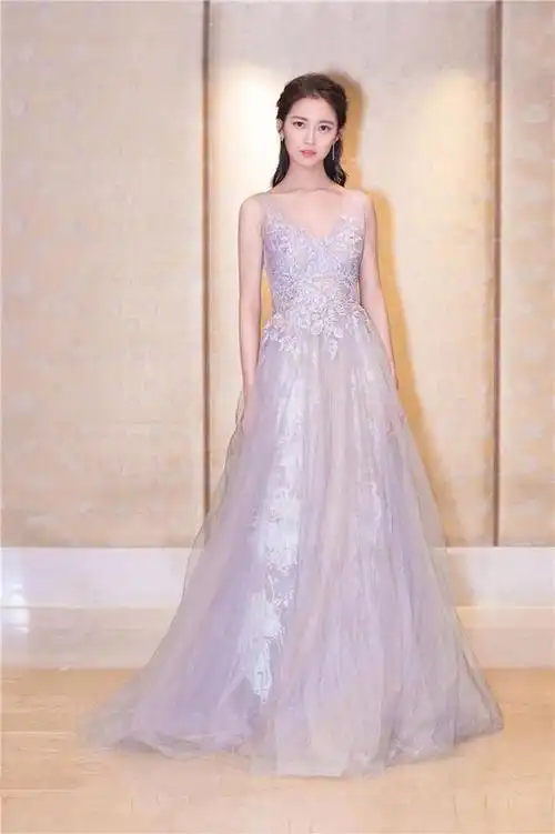 陈钰琪不仅有长得漂亮还英姿飒爽,同时穿搭也是挺在线的!