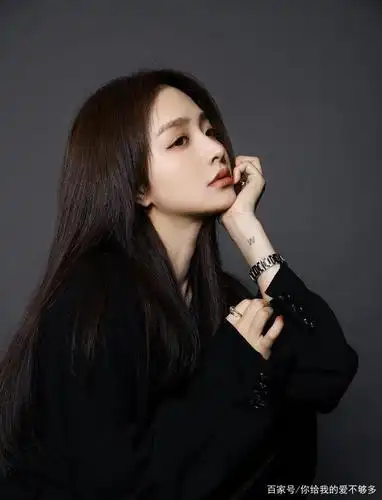 侧脸绝美的气质女神