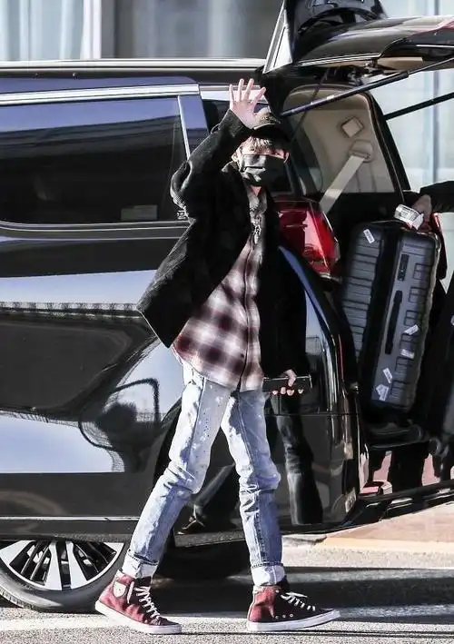 王源成熟了不少穿灯芯绒外套帅气有魅力打招呼姿势真有领导范