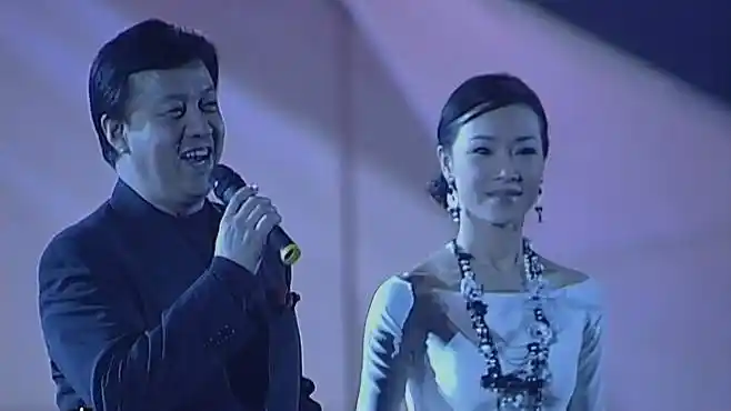 吕继宏和吕薇合唱《抚仙湖恋歌》,歌声婉转动听,让人赞不绝口!