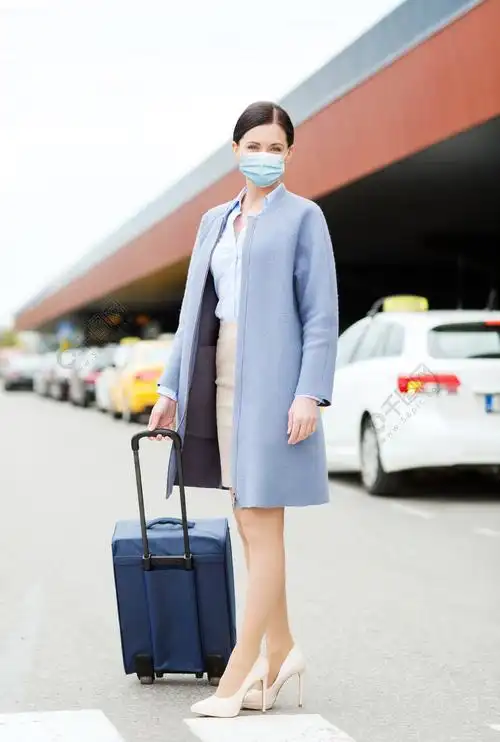 面具免受病毒与在城市街道上的旅行袋子在城市的防护口罩旅行袋的女人