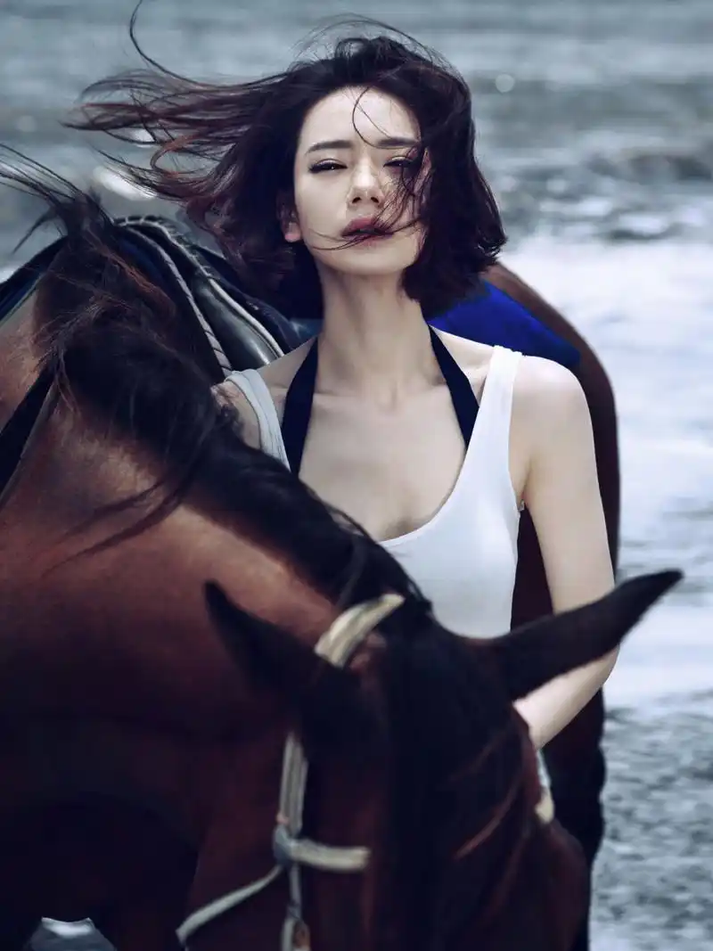 戚薇的旧照!年轻时候的她虽然很好看,但基本上都是靠化妆支撑的