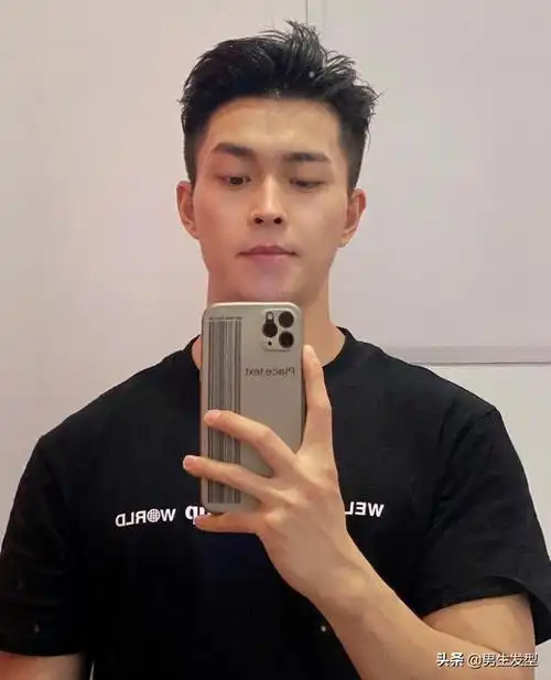 男生过年剪两边剃光发型很帅气轻熟有魅力