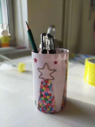 "我用废旧的塑料桶做了一个漂亮的笔筒,用处很大哦.