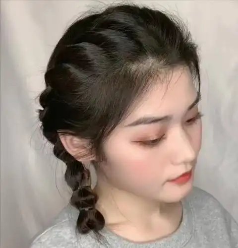 别再傻傻的只会披发了!学会这几种编发,青春洋溢又独特!