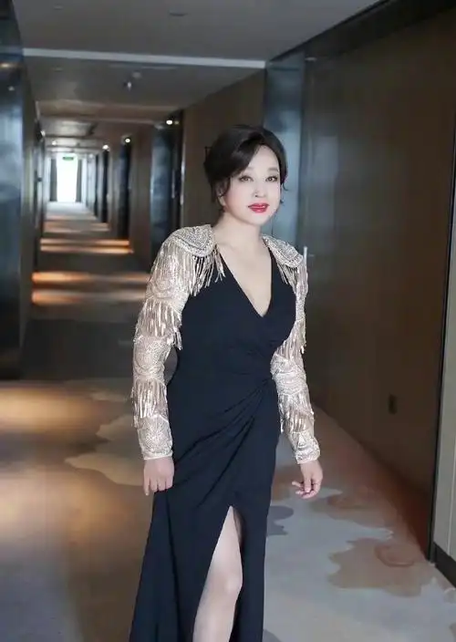 刘晓庆71岁状态##71岁的刘晓庆身材