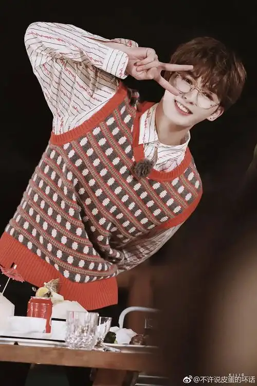 朱正廷眼镜杀合集俊朗斯文温文尔雅邪魅撩人