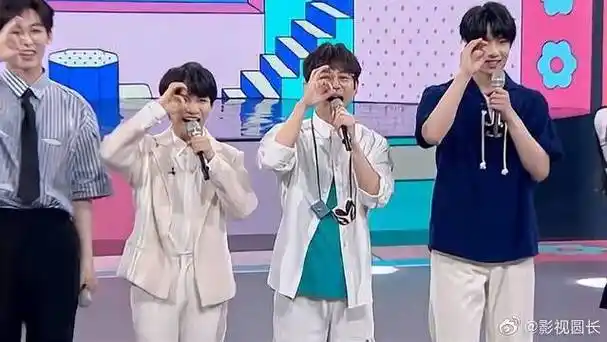 刘耀文16岁,个子比周深何炅高出快一个头,站一起太尴尬!