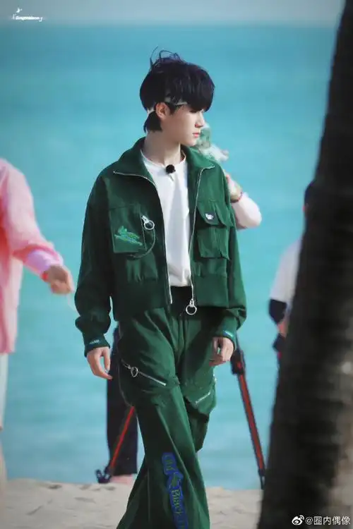 张真源绿色套装发带造型##张真源绿色套装造型