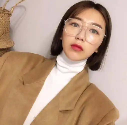 发型戴眼镜女生的短发