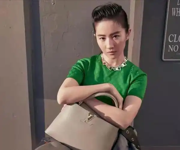 刘亦菲大背头造型太帅了五官立体眉毛霸气网友好绝一女的