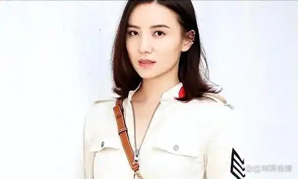 提及宋佳,你会想到她那双明亮的眼眸,如同晶莹的朝露,又或是她那傲然