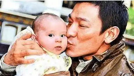 38年前,刘德华亲吻的婴儿,长大后网友开玩笑:把他"踢下神坛"_谢霆锋