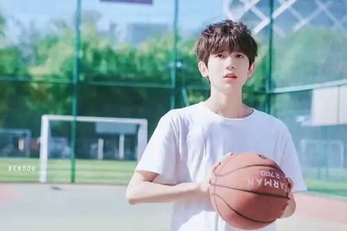 是神仙源,优秀又可爱~@tfboys-王源 67会打篮球和棒球的他,在球场上