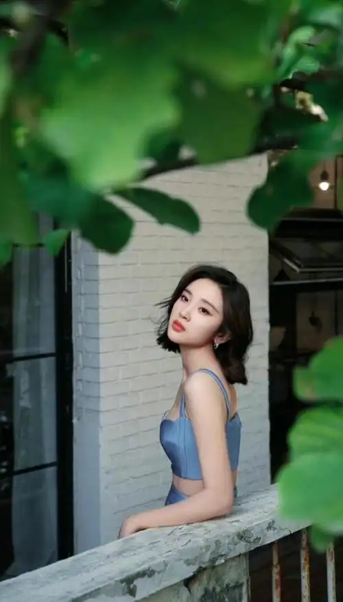 明星写真:唐艺昕蓝色吊带抹胸包臀裙艺术照,皮肤嫩白身材性感