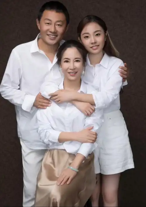中国奥运冠军晒出一家三口全家福,女儿出落得亭亭玉立
