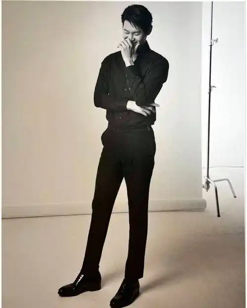 「身高比例超好」韩剧男星_赵寅成_身材_西装