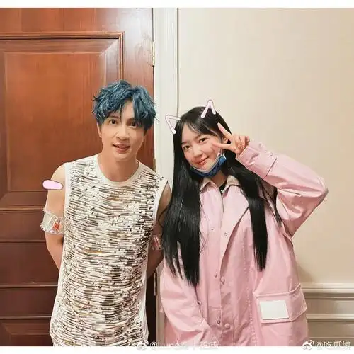 秦牛正威晒与薛之谦的合照,牛姐也去演唱会了