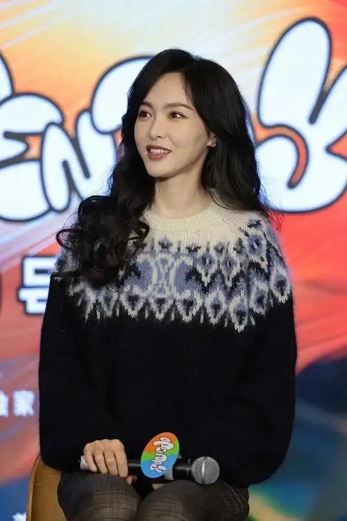 繁花见面会唐嫣又带火了一种新穿法毛衣阔腿裤好高级