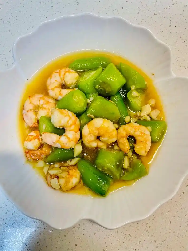 家常菜也能吃成减脂餐 丝瓜炒虾仁98.99做法: 虾仁下锅煎 - 抖音
