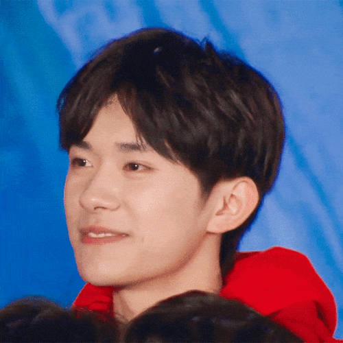 易烊千玺那些温柔瞬间的动图合集,一不小心就坠入玺子哥的温柔乡