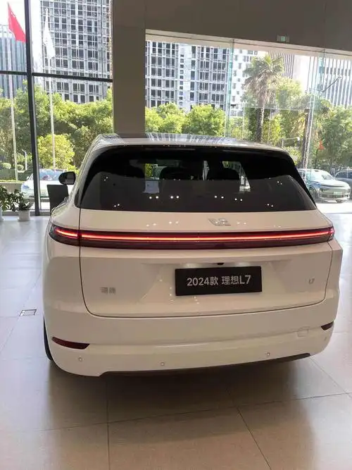 新款到店的理想l7,价位30.18,动力