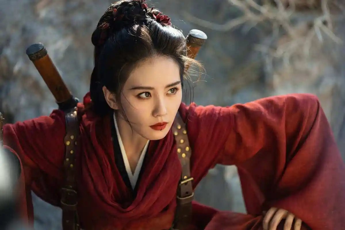 刘诗诗古装侠女造型亮相 红衣长袍 手握长剑 眼神冷冽酷飒有型