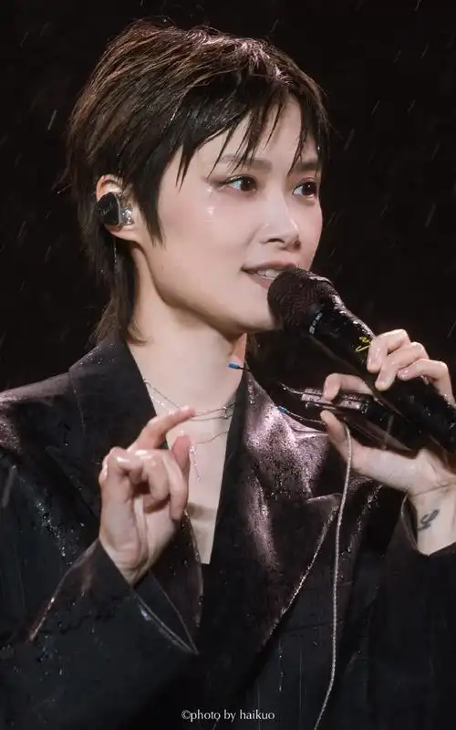 发型,每一种都好蛊,包括蹦蹦跳跳时起飞的那一缕    李宇春超话#rock