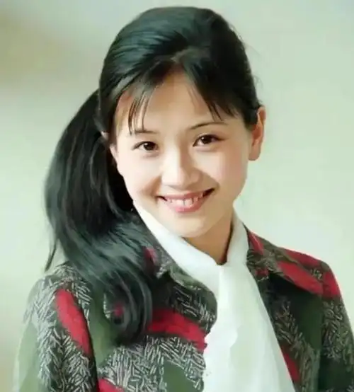 演员陶慧敏:嫁初恋老公恩爱几十年,20岁女儿貌美如花,家庭美满