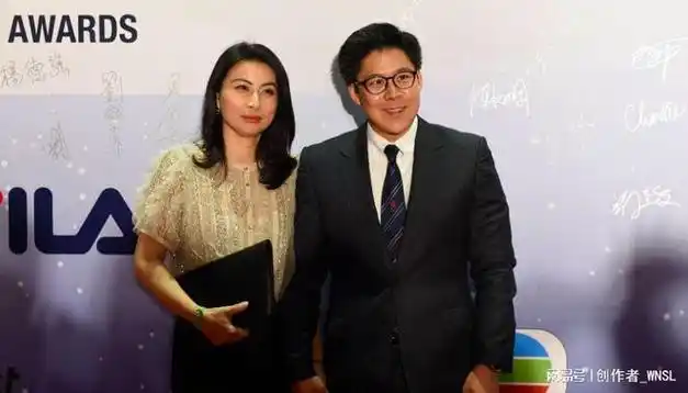 郭晶晶音乐会和素人合影美颜状态一言难尽五官变形浓妆惹争议